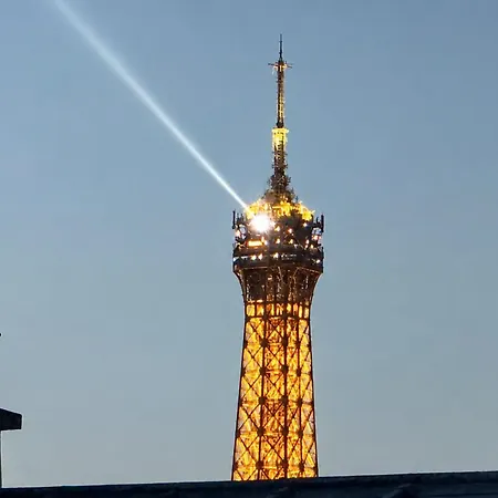 Apartment With Balcony Near Eiffel Tower